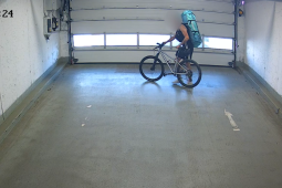 LUMP Z PRAHY 8 A 9! Ukradl i mražená líčka a obraz za milion. Teď mu hrozí 8 let!