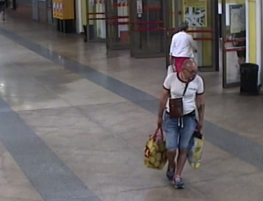 Hasiči sbírají uhynulé racky na rybníku v Chropyni