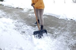 Odhazování sněhu jako posilovna. Jak si neodrovnat tělo a ještě se protáhnout