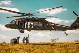 Nové vrtulníky pro hasiče a policii. Black Hawky výrazně posílí zásahy i noční hašení