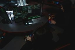 Podvodníci útočí stále častěji. Vydávají za policii či banky, oběti manipulují strachem. Jak se bránit?