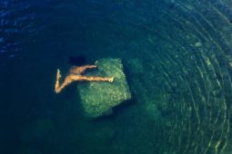 Výstava Tona Stana v GHMP: Když fotografie svádí víc než realita