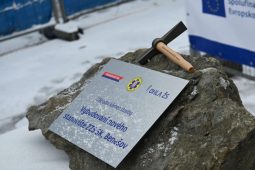 Nové výjezdové stanoviště záchranářů v Benešově roste. Rychlejší zásahy i lepší zázemí