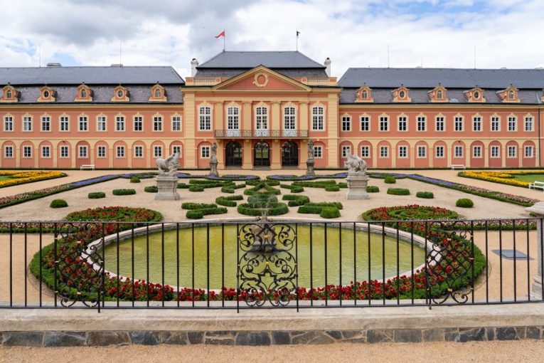 Pohled na zámek Dobříš a jeho okrasnou zahradu se sochami, květinovými záhony a fontánou v majetku rodiny Colloredo-Mansfeld. Zdroj: Shutterstock.com/Kaca Skokanova
