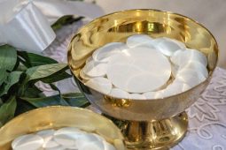 Hostie, které krvácely: Co stálo za takovou záhadou?