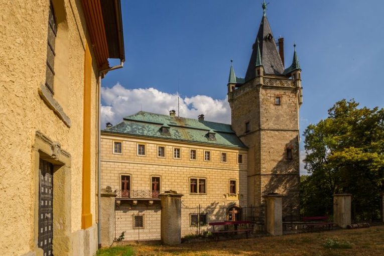 Zámek Stránov ve Středočeském kraji. Zdroj foto: Dvůr Lobeč