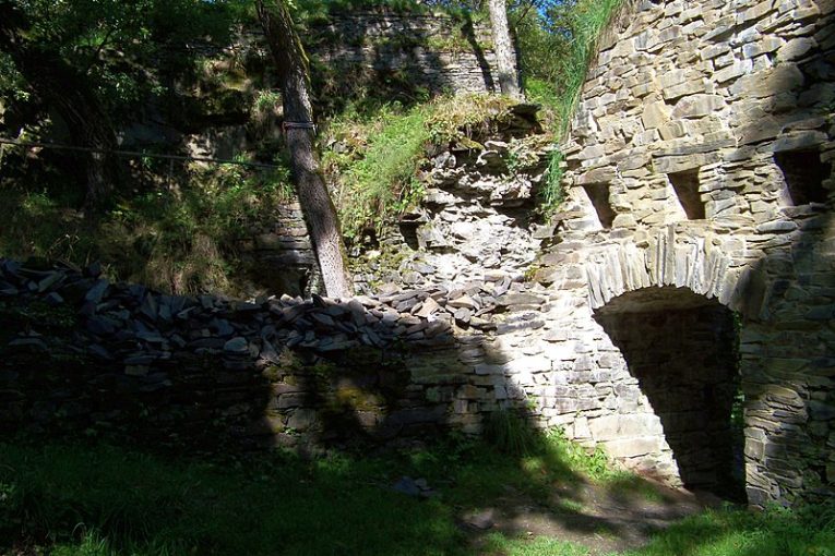 Zřícenina hradu Jenčov, Běleč, okres Kladno. Autor: ŠJů, licence CC BY-SA 3.0. Zdroj: Wikimedia Commons