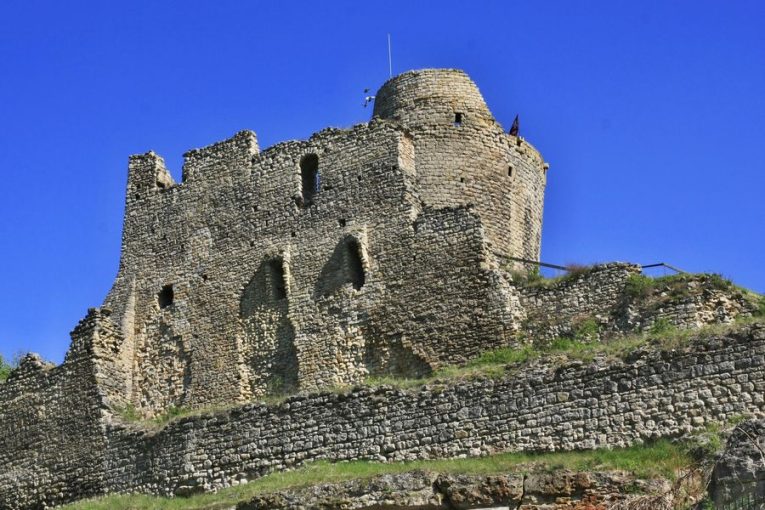 Zřícenina hradu Michalovice u Mladá Boleslavi. Zdroj: Shutterstock.com/martina.bike