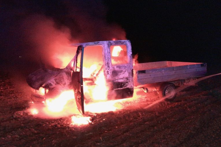 Požár dodávky u lomu Mořina Zdroj HZS Středočeského kraje