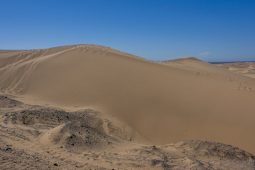 Pohřbeni zaživa: Příběh Oumaradi – vesnice, kterou spolkla poušť