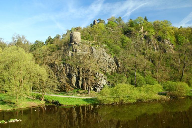 Zřícenina hradu Zbořený Kostelec. Zdroj foto: Shutterstock.com/DaCek