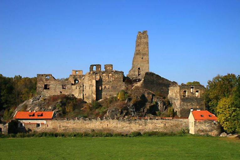 Zřícenina hradu Okoř. Zdroj foto: Shutterstock.com/BESTWEB