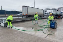 Těžká technika, nový beton a kolony: Na Pražském okruhu se staví bez přestávky
