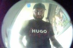 Během chvilky přišla žena o 50 tisíc korun. Policie hledá muže na fotografii