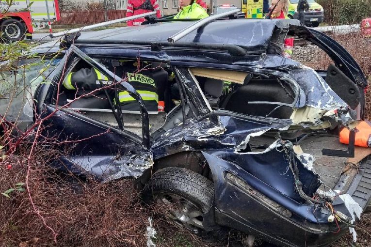 Dramatická nehoda na Kuklenské: střet vlaku s autem zastavil dopravu