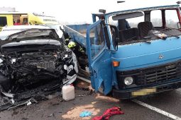 Dvě osoby zraněny po nehodě v Roudnici. Zasahovaly tři jednotky hasičů