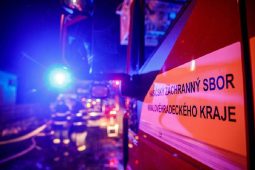 Požár dřevěného odpadu: hasiči bojovali s ohněm i skrytými ohnisky