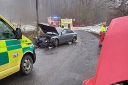 Havárie ve Velkém Vřešťově: Srážka dvou aut uzavřela cestu, zraněné převzali záchranáři