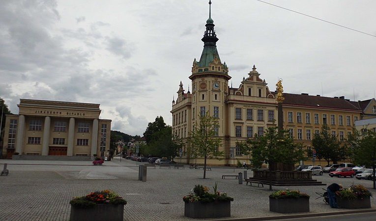 Hlavní náměstí Československé Armády v Hronově. Autor: Vojtěch Dočkal, licence CC BY-SA 4.0. Zdroj: Wikimedia Commons