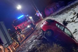 Kladská ulice v Náchodě: Nejprve hromadná srážka, poté auto pod srázem