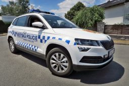 VIDEO: Hořící přístřešek a pátrání v okolí. Muž nalezen v betonové rouře