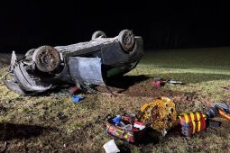 Noční nehoda u Bernartic: Auto narazilo do stromu a skončilo na střeše