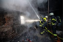 Požár domu zaměstnal hasiče na více než dvě hodiny, oheň poškodil střechu