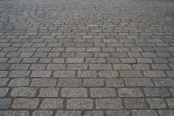 Stavební práce dočasně uzavřely chodník na pěší zóně