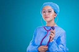 Kraj láká mediky: nabízí až 150 tisíc za práci