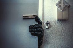 VIDEO: Zloděj ukradl z hotelu v Luhačovicích zlatý prsten. Poznáváte ho?